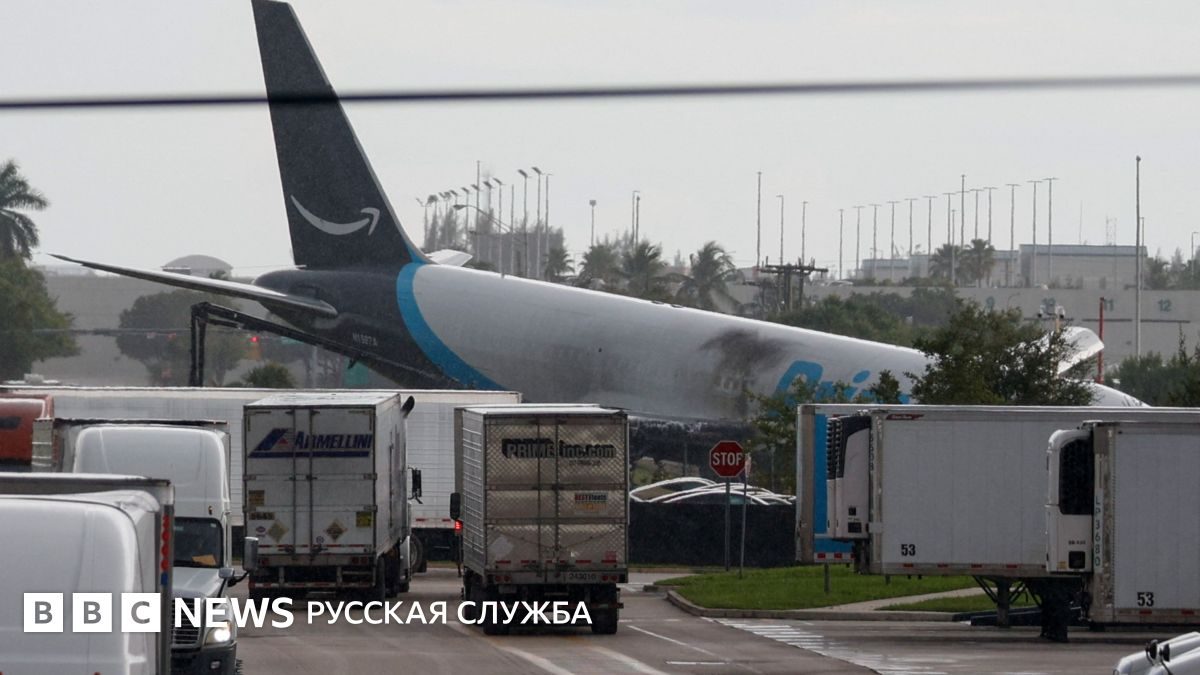 В Майами транспортный самолет врезался в автомобили, выкатившись за пределы полосы