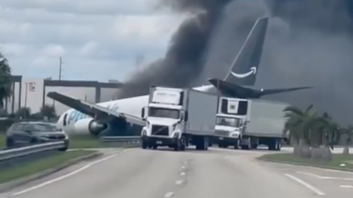 Et fraktfly har krasjet ved Miami-flyplass