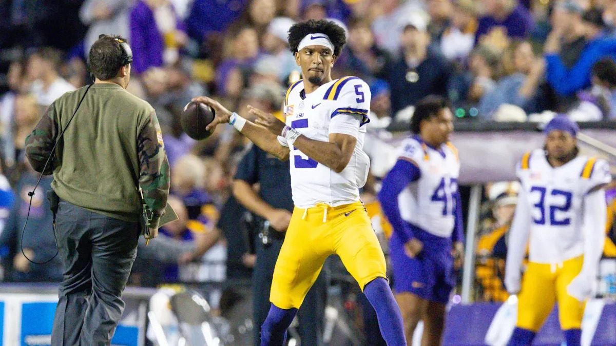 Watch LSU fans loudly boo Jayden Daniels’ name during win over Clemson