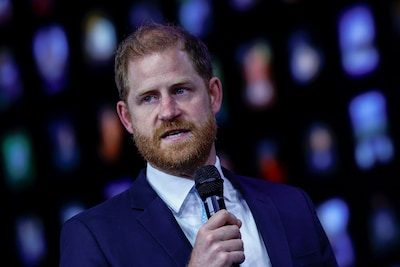 KIJK. Prins Harry moet speech over de gevaren van technologie onderbreken na problemen met autocue