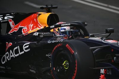 Max Verstappen verrast Mercedes in winderig Bakoe met snelste tijd in laatste training