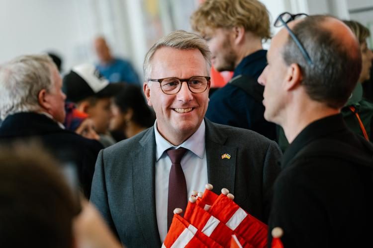 Minister retter ind efter dom: Genoptager massevis af sager om statsborgerskab