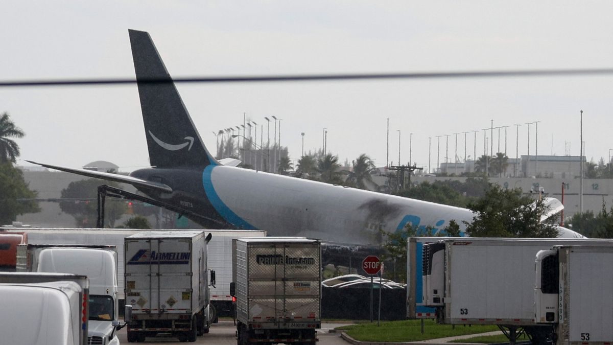 Florida: Amazon-Frachtflugzeug rammt bei Landung mehrere Fahrzeuge