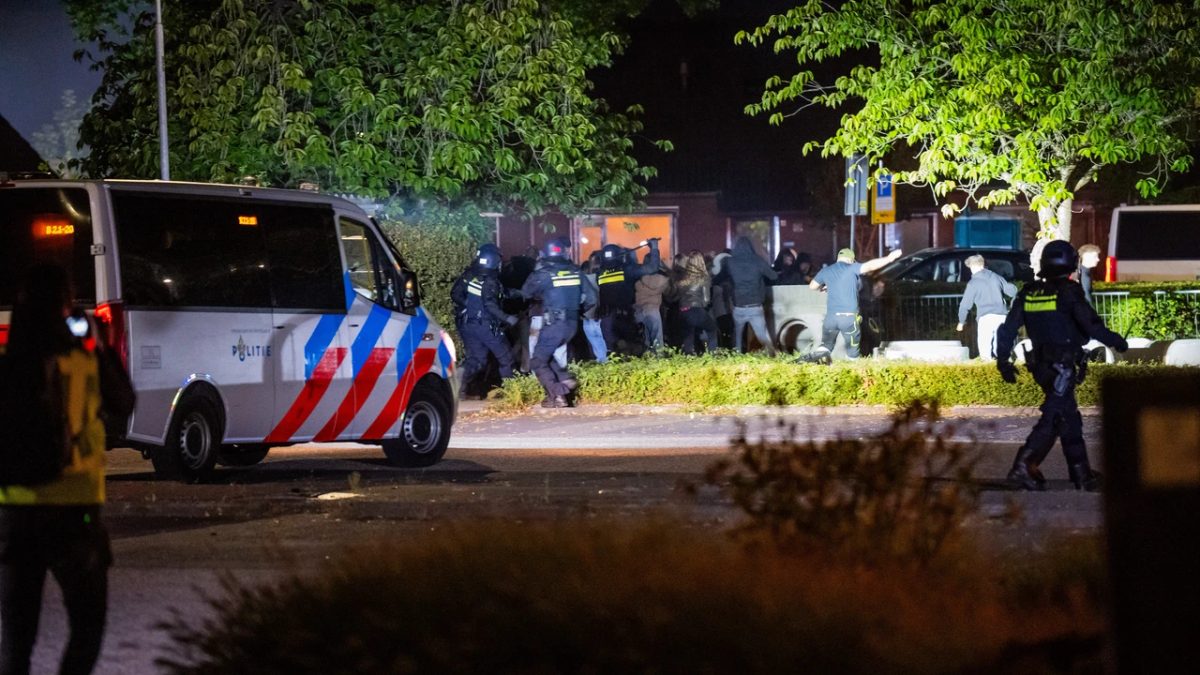 Tien demonstranten aangehouden na anti-azc-protesten in Kesteren