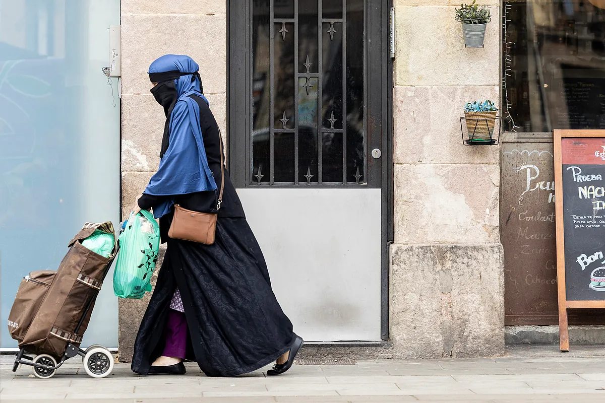 Lérida prohíbe el uso del burka en los espacios públicos tras aliarse el PSC con Junts