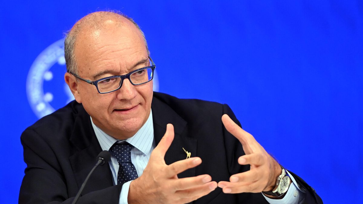 Valditara: 'Il tema dei troppi stranieri in classe mai risolto da nessuno. Non sappiamo quanti sono'