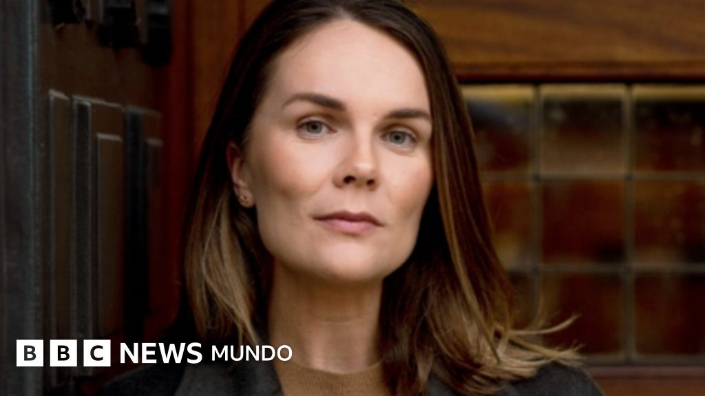 "Las influencers que fingen sumisión a sus maridos manejan imperios multimillonarios", la autora de la novela que anali…
