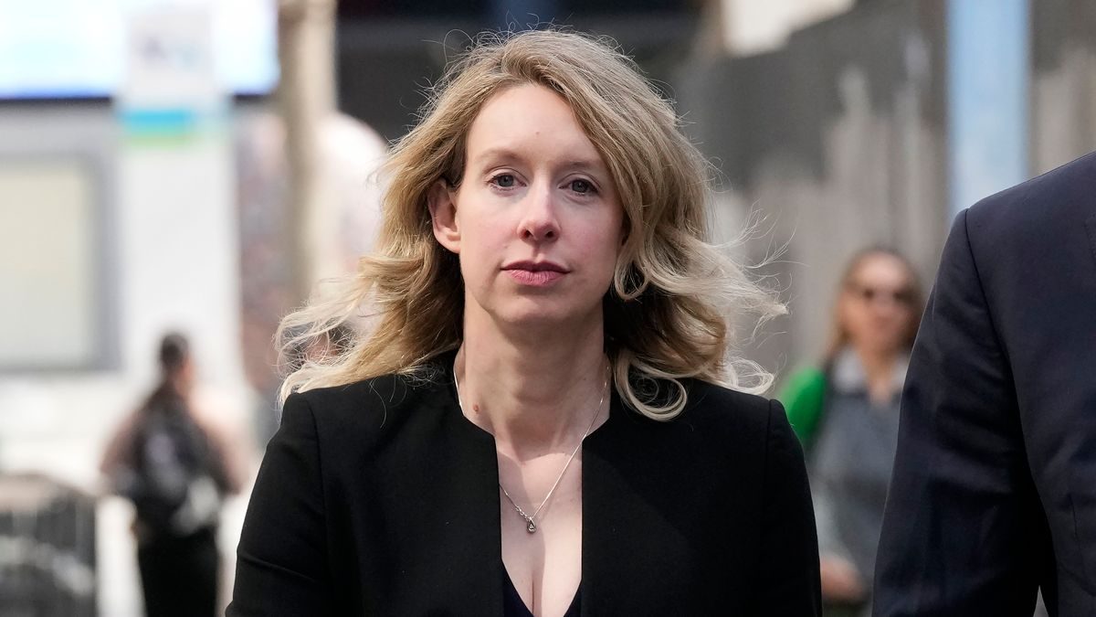 Elizabeth Holmes – Theranos: Biotech-Betrügerin soll in Resozialisierungseinrichtung