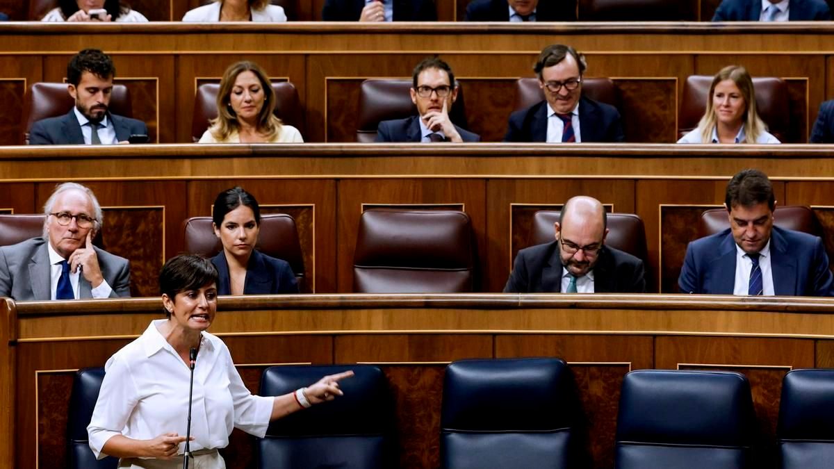 Vivienda negocia con Junts prohibir los desahucios en pisos de fondos buitre e impedir que estos compren inmuebles