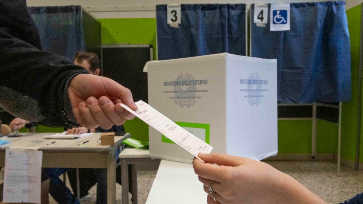 Alle prossime elezioni si voterà con la tessera digitale, l'annuncio di Zangrillo