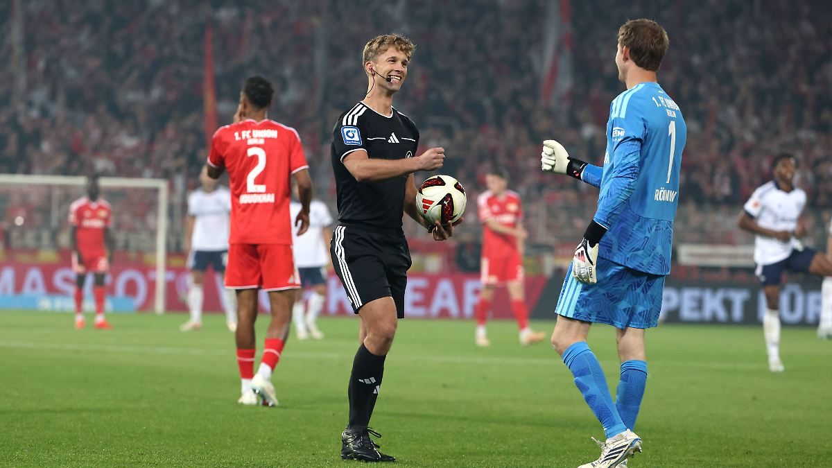 28-Jähriger übernimmt in Berlin: Schiri verletzt ausgewechselt: Karius sichert Schalke-Sieg nach langer Unterbrechung