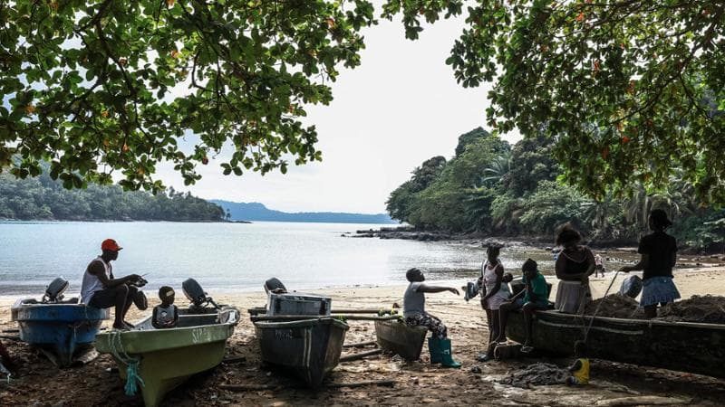 Golfo di Guinea, magnate paga abitanti per preservare l’ambiente. Motivo? Salvare il suo ecoturismo