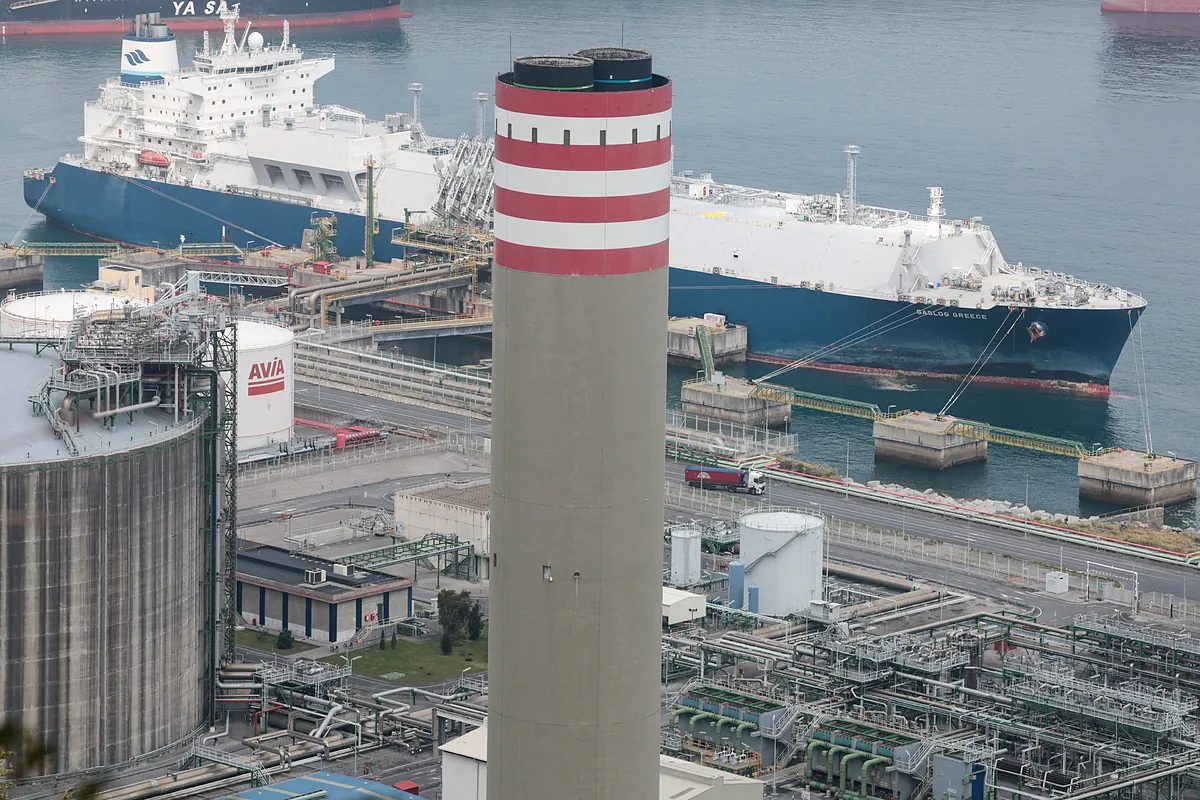 España sufre un parón histórico en sus almacenes de gas este verano al desplomarse un 23% la llegada de combustible por…