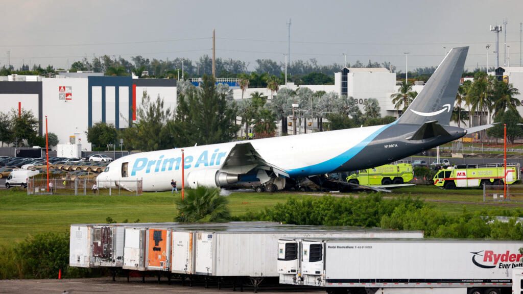 Un avion-cargo d'Amazon sort de piste à Miami, l'accident a fait au moins cinq morts