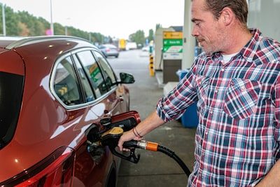 Benzine en diesel tanken wordt opnieuw duurder - EU vraagt lidstaten om energievraag terug te schroeven