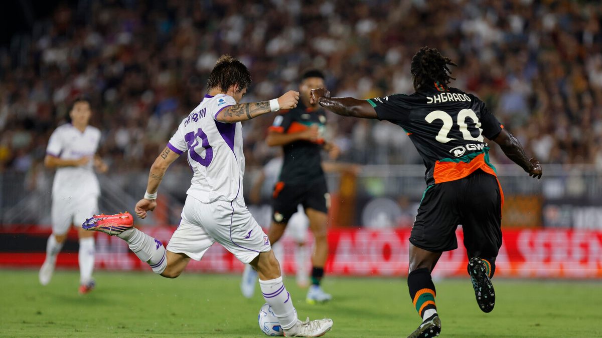 La Fiorentina vince 4-2 a Venezia, tripletta di Mastantuono