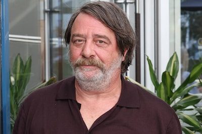 Wim Willaert over het succes van ‘Nonkels’ en zijn eigen familiegeschiedenis: “Mijn vader was ook heel streng”