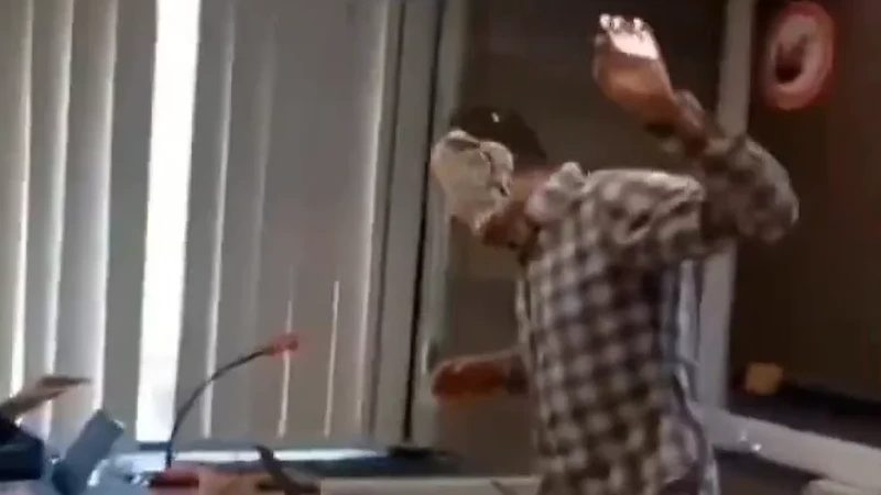 Taartaanval op professor Luikse universiteit door radicaal-linkse actievoerders
