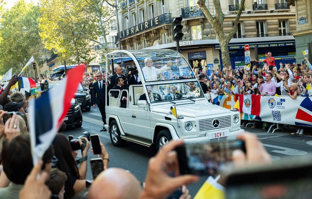 « C’était émouvant, on l’a vu de près ! »… Le pape acclamé à Paris par une foule de croyants et quelques curieux