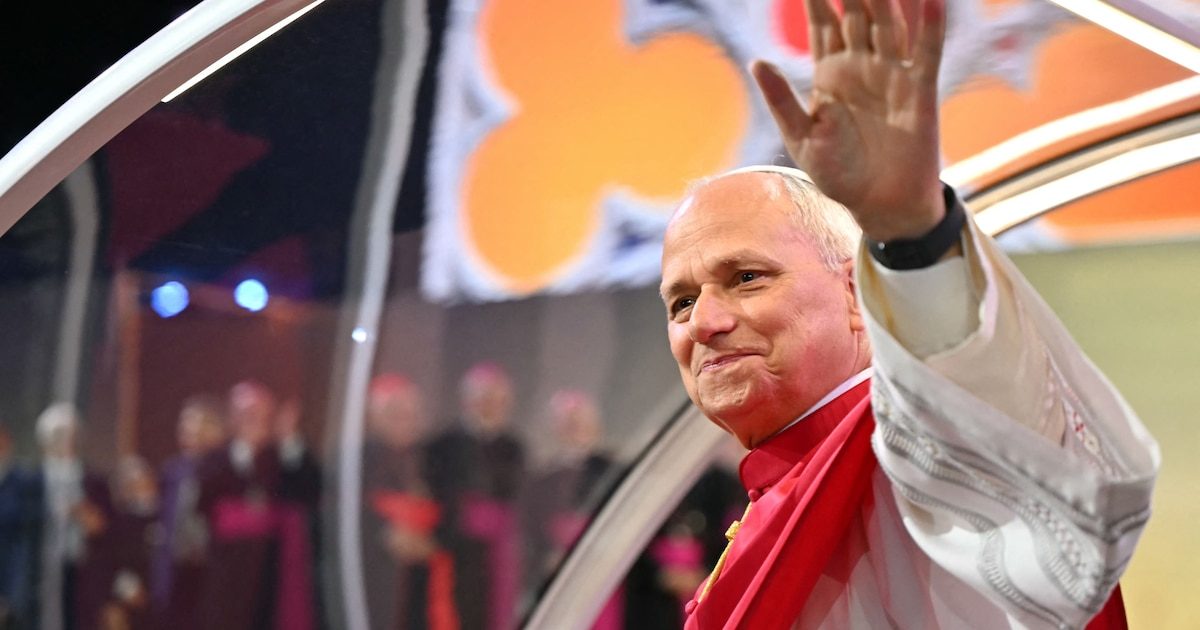 DIRECT - Le Stade de France, plein à craquer, accueille le Pape Léon dans la liesse (VIDEO)