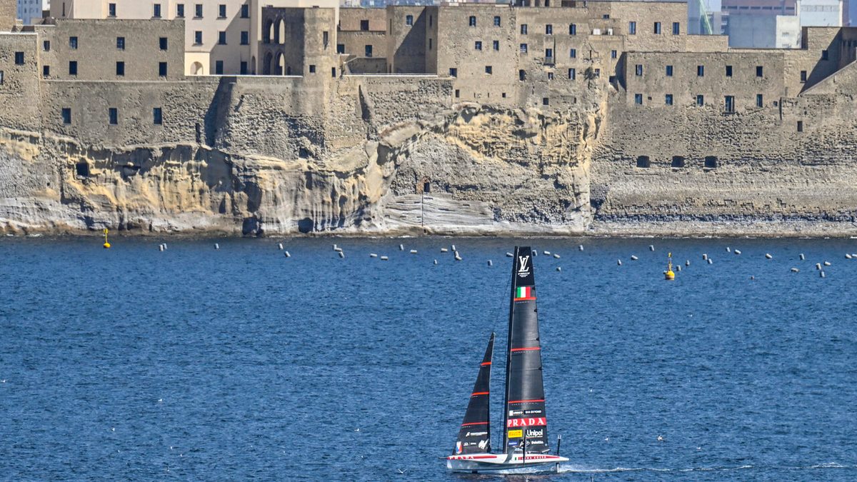 Il vento fa le bizze, ma Luna Rossa non delude: show a Napoli