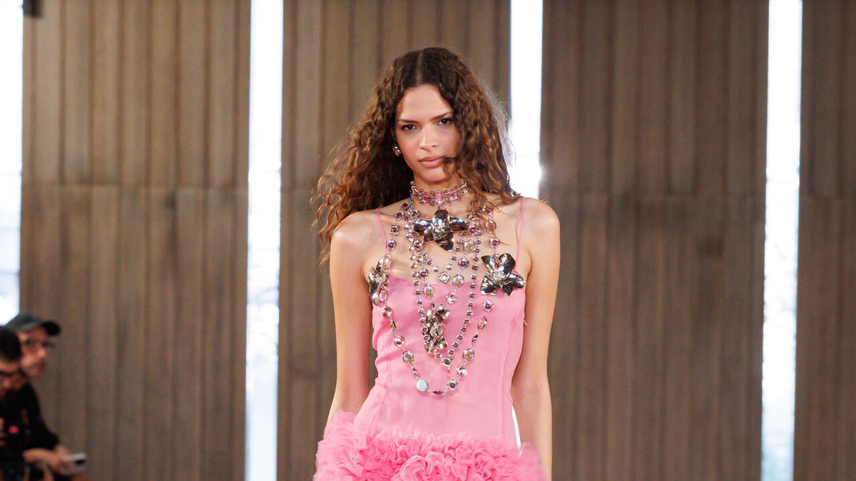 L'ingenue di Blumarine tra la spiaggia e il boudoir
