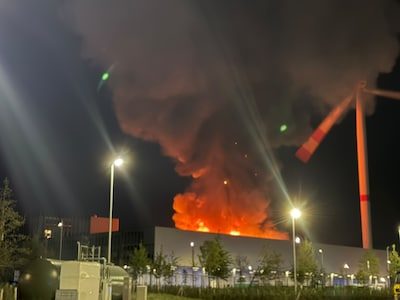 Grote industriebrand in Roeselare treft afvalverwerkend bedrijf Vanheede: politie zet omgeving af