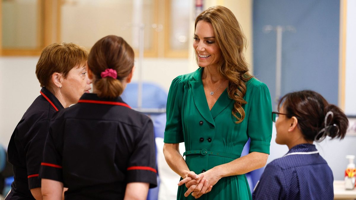 Kate visits hospital where she was treated for cancer