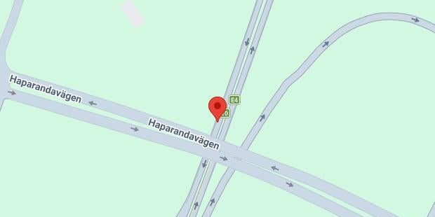 Stillastående personbil på E4 – ett körfält blockerat
