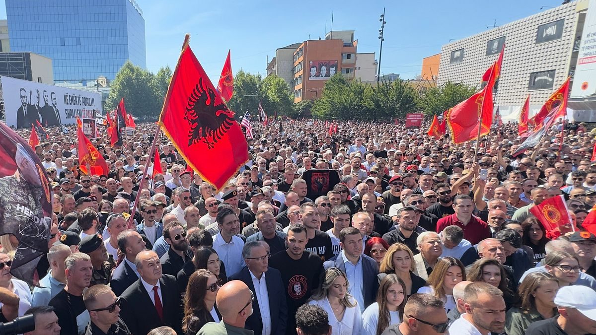 Massprotester mot dom mot Thaçi