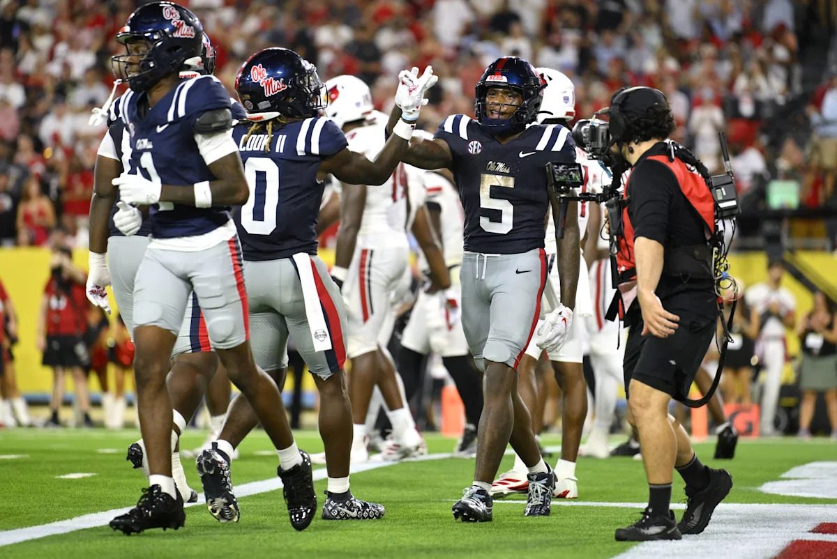 Kewan Lacy injury update: Ole Miss RB seen icing knee in Louisville game
