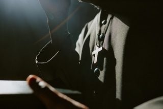 Mais pourquoi les prêtres catholiques sont-ils célibataires ?