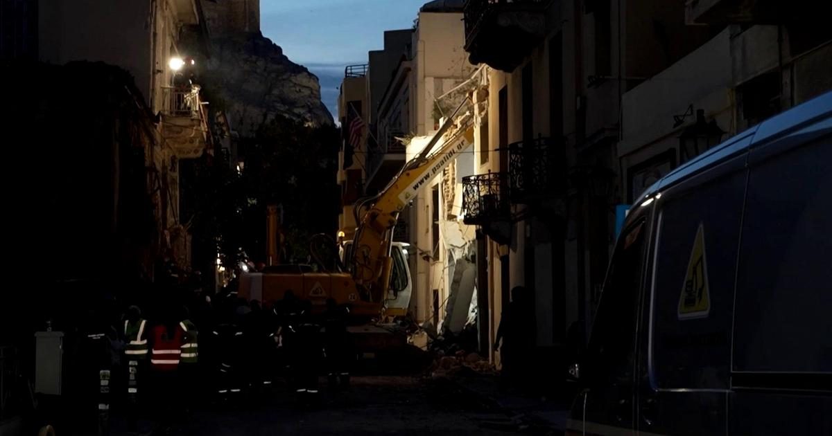Crolla un edifico ad Atene, soccorritori al lavoro tutta la notte per trovare i sei dispersi