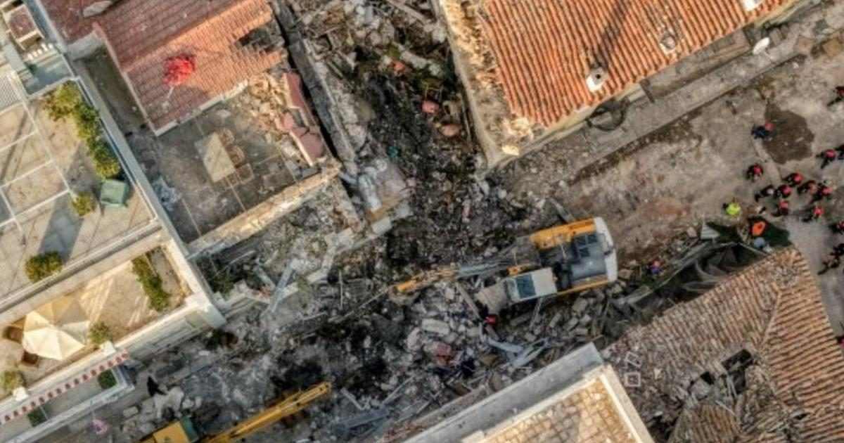 Atene, crolla edificio in centro: 6 dispersi, ci sono turisti
