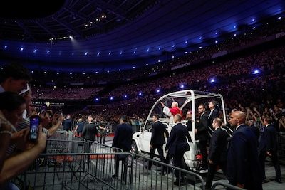 Le pape accueilli dans une ambiance survoltée au Stade de France pour une grande veillée