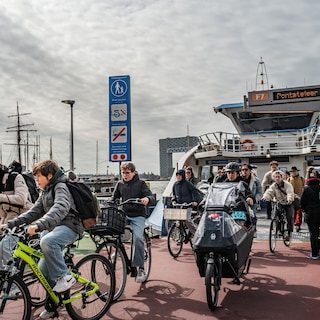 Man op klaarlichte dag doodgeschoten op vol terras in Amsterdam