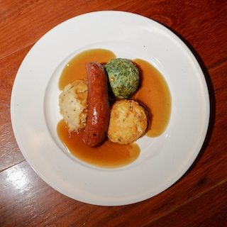 In de Leidsekruisstraat zijn Nederlandse restaurants in trek bij toeristen: ‘Ze willen Dutch food, wat dat ook mag zijn’