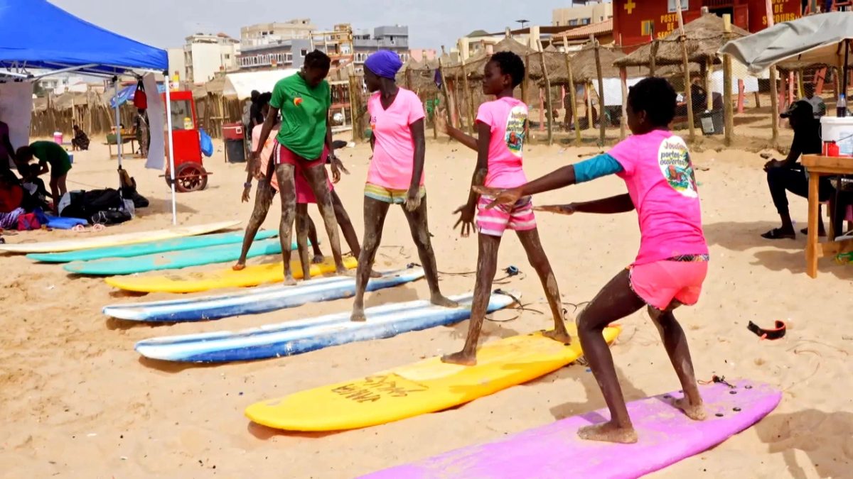 Senegalese kampioen leert meiden surfen: 'Niet alleen voor mannen'