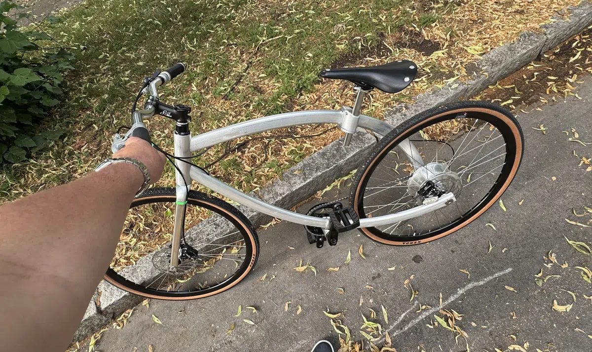 Je moet twee keer kijken als deze gebogen e-bike zonder lasnaden langskomt
