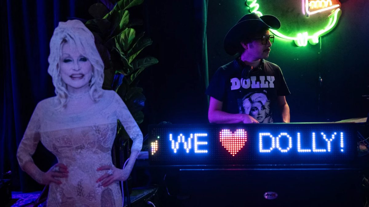 Amerikanen vieren eerste 'Dolly Parton Day' met roze glitters en blonde pruiken