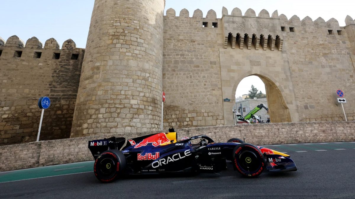 Verstappen zakt opeens weg en start GP Azerbeidzjan als achtste: 'Was er even klaar mee'