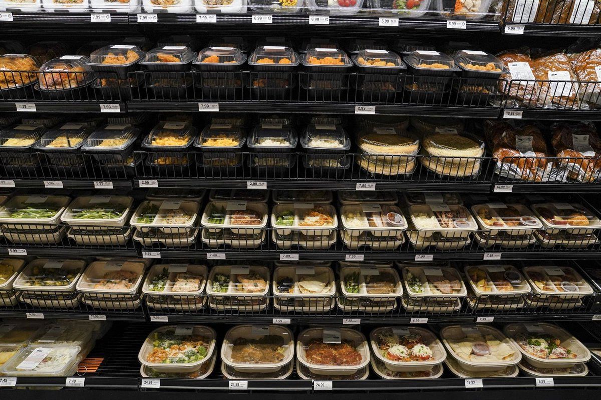 Los españoles pueden ahorrar hasta 1.310 euros en la cesta de la compra si comparan precios