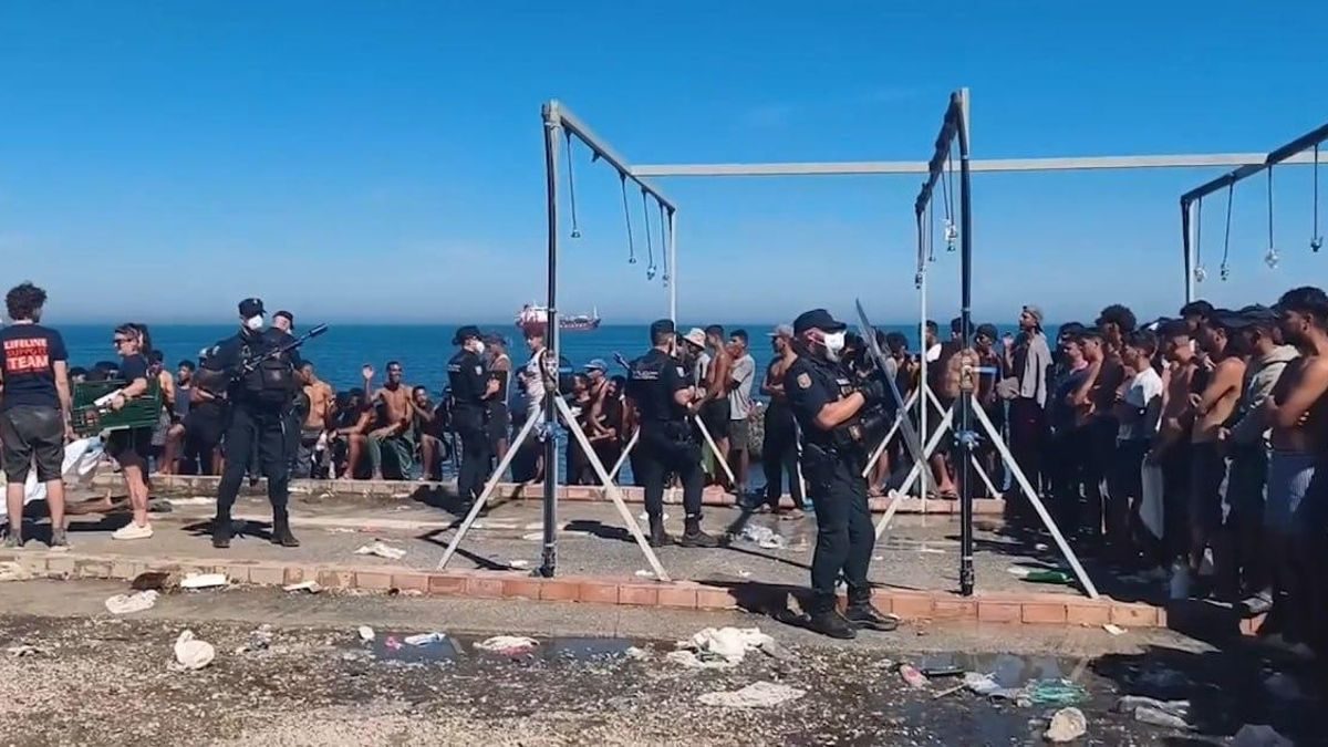 Muere un migrante en el asentamiento de la playa del Trampolín