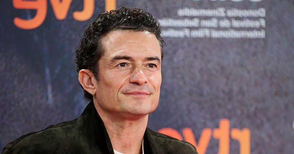 These Real-Life Sisters Filmed A "Sincerely Incestuous" Threesome Scene With Orlando Bloom, And The Internet Has A LOT…