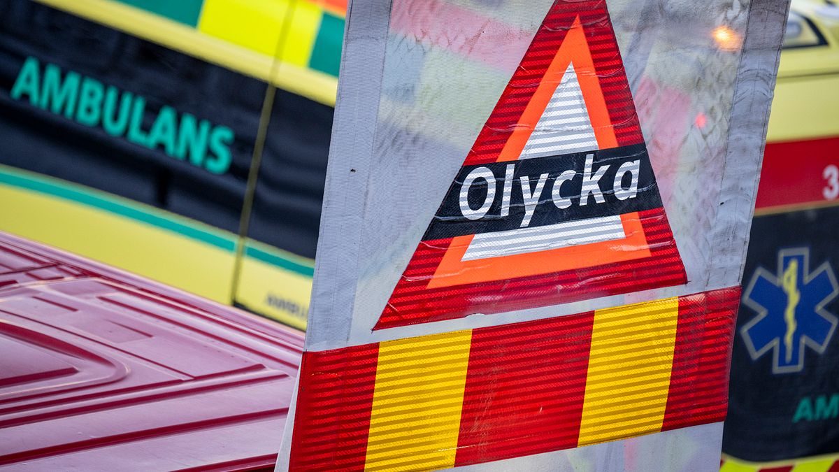 Två intensivvårdas efter att ha kört in i garage