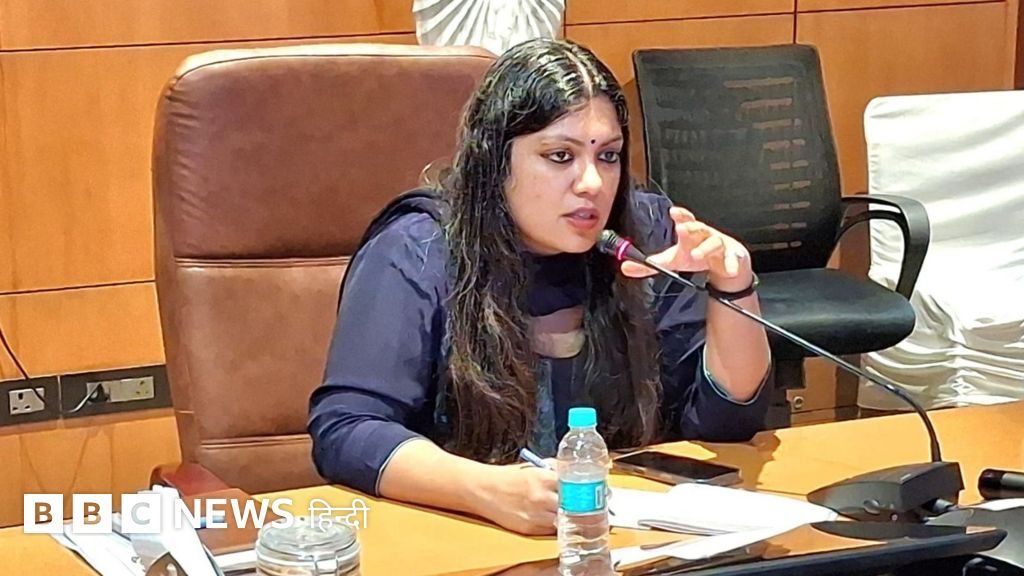 नोएडा की डीएम मेधा रूपम से जुड़ी याचिका पर सुप्रीम कोर्ट में आउट-ऑफ टर्न लिस्टिंग को लेकर सवाल