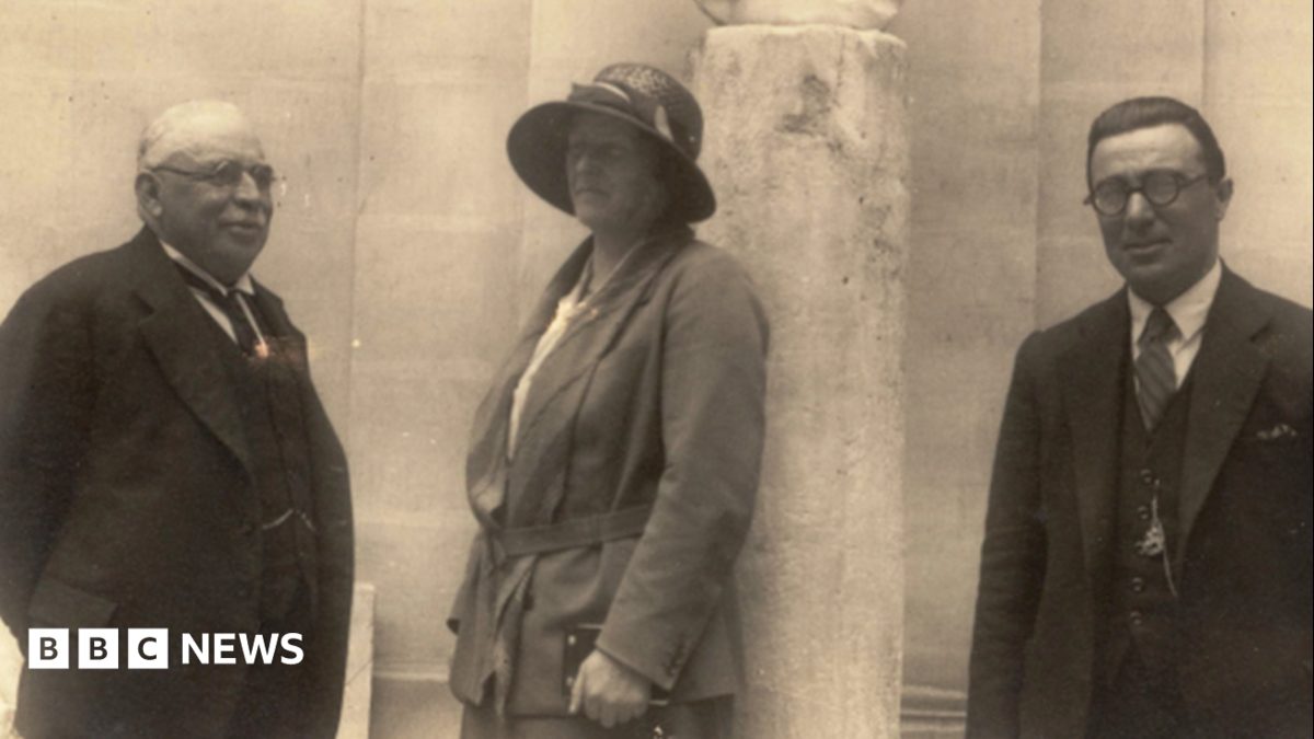 Pioneering fossil hunter recognised with blue plaque