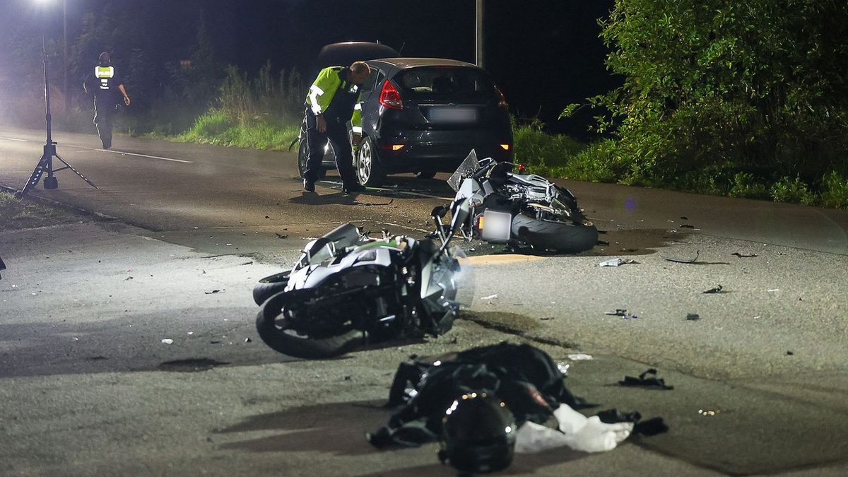 Unfall: Zwei Motorräder prallen auf Auto - ein Schwerverletzter