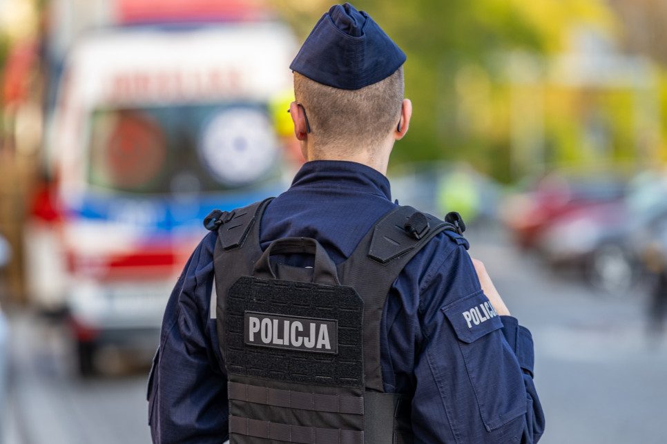 Trzylatek za kierownicą samochodu. Krótka podróż zakończona na metalowej skrzynce