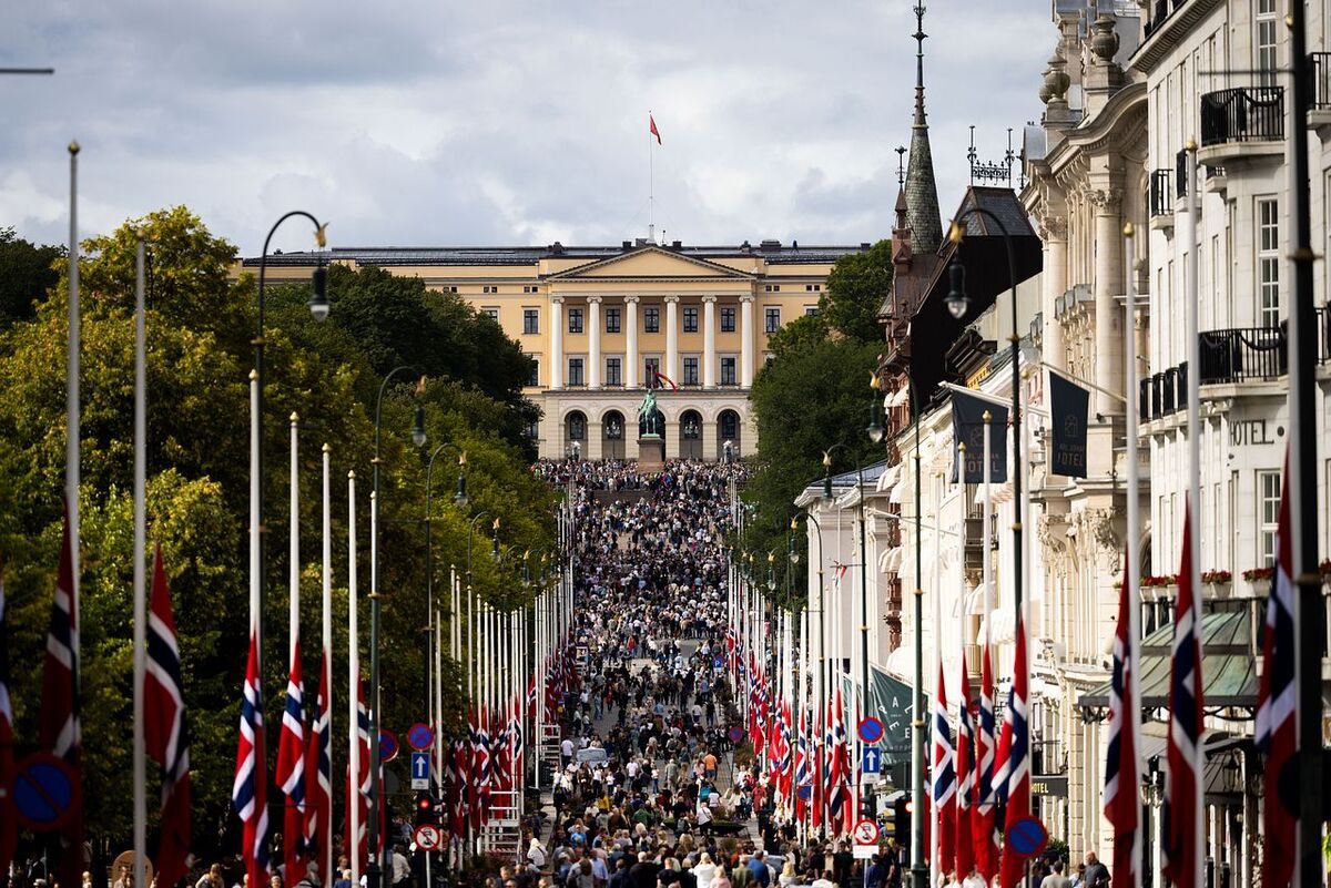 Ber om at flaggene heises etter gravferden onsdag